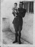 José Pozo con su hijo menor en el patio del cuartel en 1947
